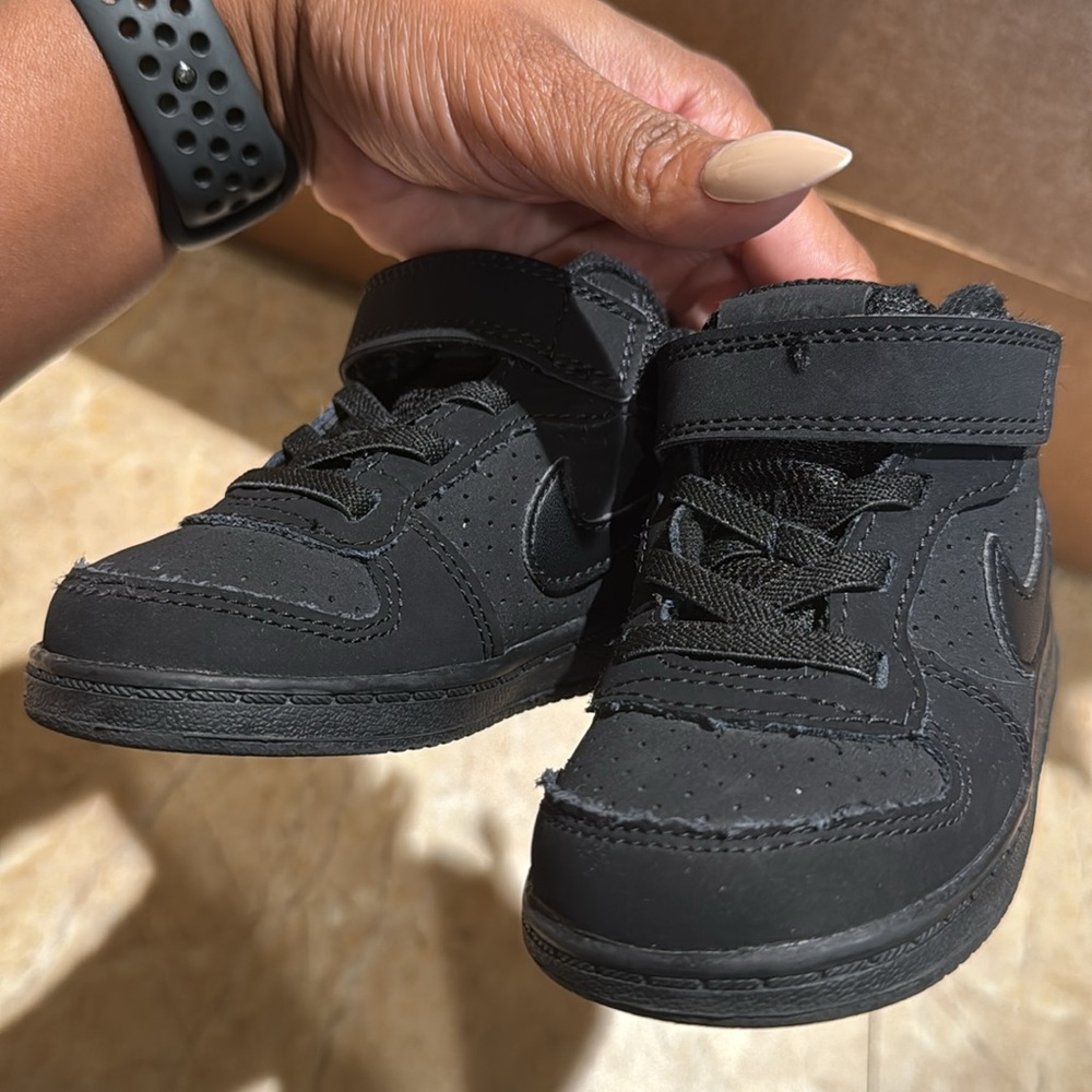 Nike Court Borough Mid Sneakers Black Size 6C Boys 870027-001 EUC